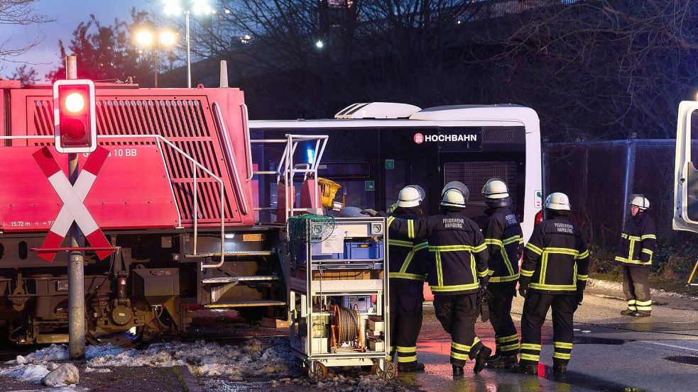 Es gab einen schweren Unfall mit einem Linienbus und einer Lokomotive in Hamburg. Foto: Marcus Golejewski