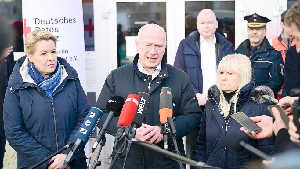 Berlins Bürgermeister Kai Wegner (mitte) geriet wegen einer Tennispause in die Kritik. Nebensächlich, findet Burkhard Ewert. Foto: dpa/Sebastian Gollnow