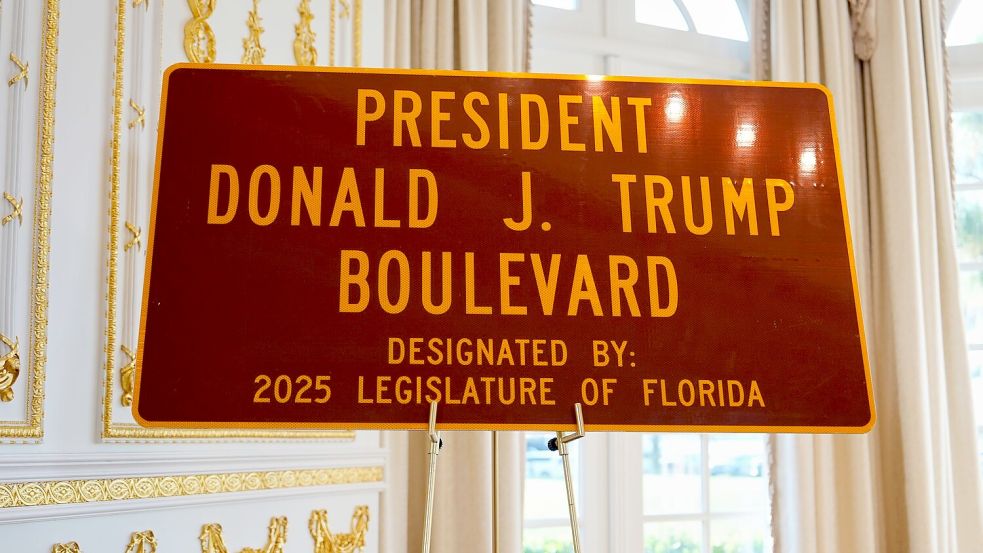 „President Donald J. Trump Boulevard“ - die Straße, die zu Trumps Privatclub führt, trägt jetzt seinen Namen. Foto: Julia Demaree Nikhinson/AP/dpa