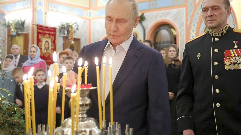 Mit welcher Bitte hat Kremlchef am orthodoxen Weihnachten wohl diese Kerze angezündet? (Archivbild) Foto: Vyacheslav Prokofyev/Pool Sputni