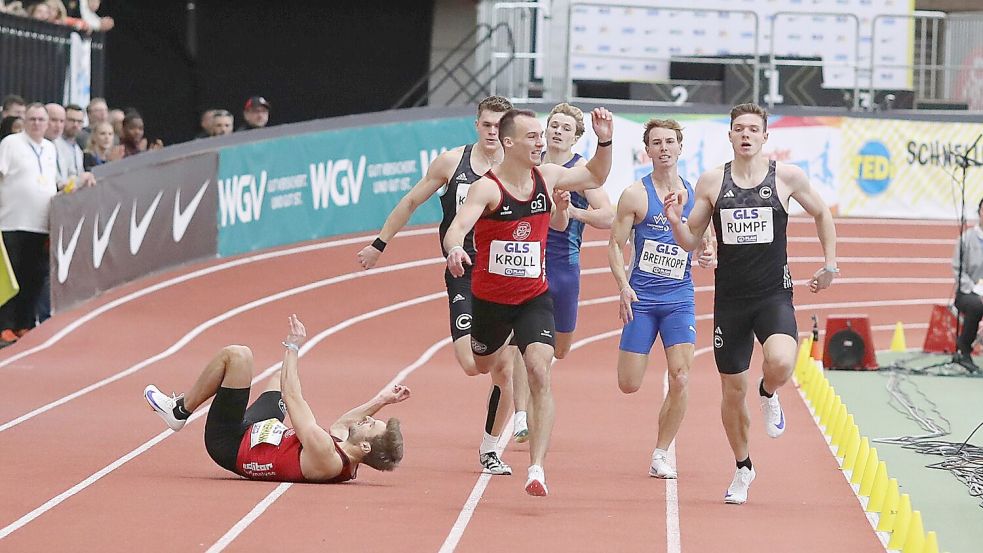 Im letzten Jahr unterschiedlich erfolgreich in der Halle. Während Florian Kroll (vorne, 2. v. li.) über 400 Meter Deutscher Hallenmeister wurde, stürzte Fabian Dammermann, sein Kollege von der LG Osnabrück. Foto: Ralf Görlitz