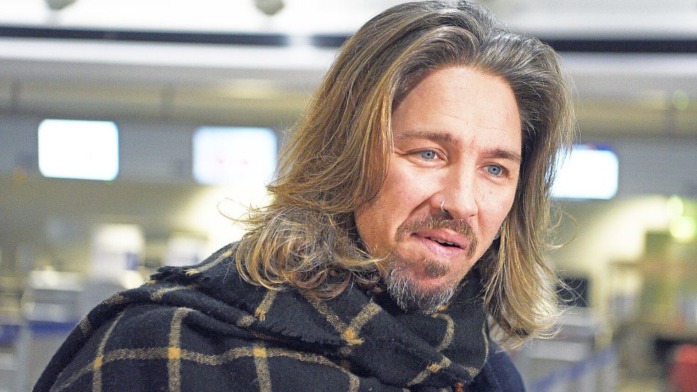 Nach dem Skandal kommt das Dschungelcamp: Gil Ofarim beim Abflug in Richtung Reality-TV. Foto: IMAGO / Gartner