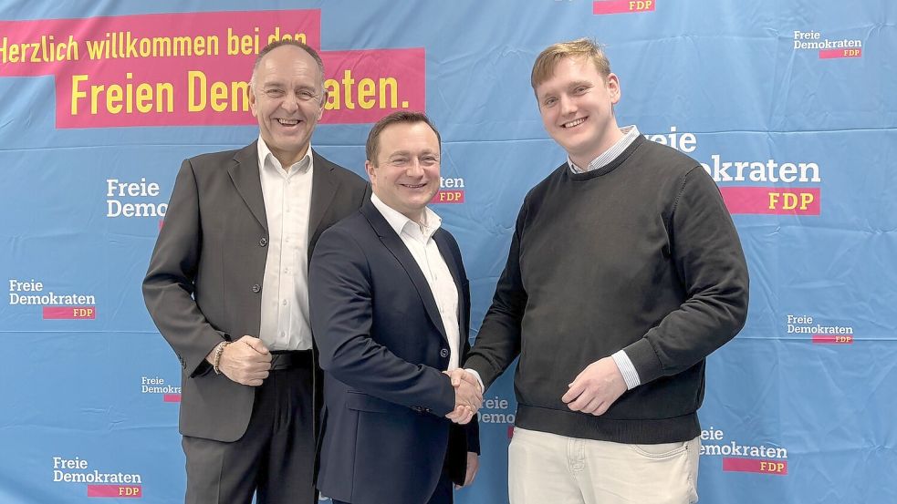 Stephan Bünting (Wittmund, stellvertretender Vorsitzender des Bezirksverbands) (von links), Helmut Emkes als nominierter Landratskandidat und Hendrik Hartmann als neuer Vorsitzender des Kreisverbands Aurich. Foto: Christin Wetzel