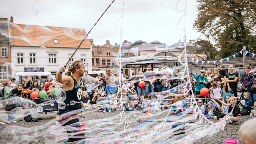Der Seifenblasenkünstler Elias aus Belgien mit seinem Showprogramm „Bubbles for fun“ gehört zu einem der Stammgäste des Norder Sommerfests. Foto: Stadt Norden