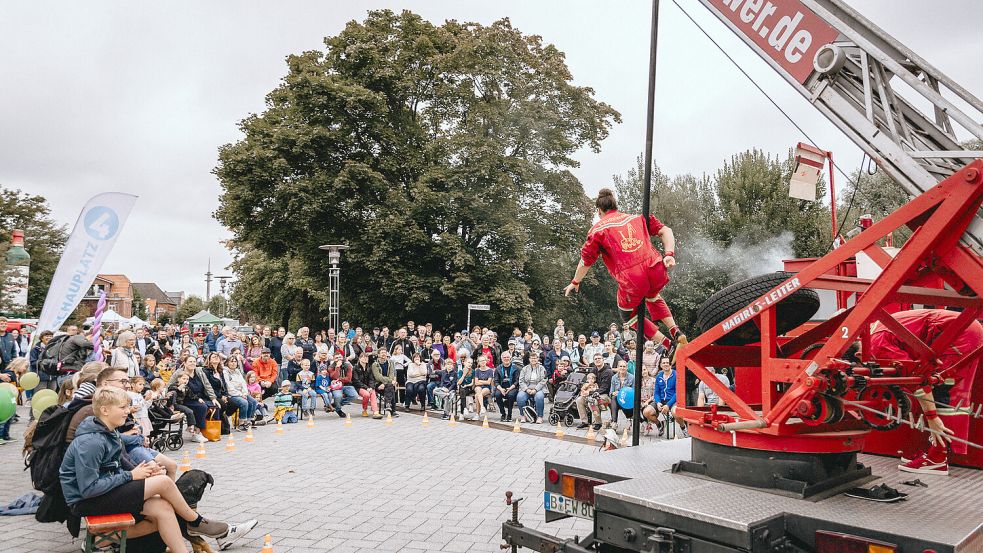 Mit ihrer Akrobatik am Feuerwehrwagen verzauberten „Feuer.wer?“ im Jahr 2025 das Publikum. Foto: Stadt Norden