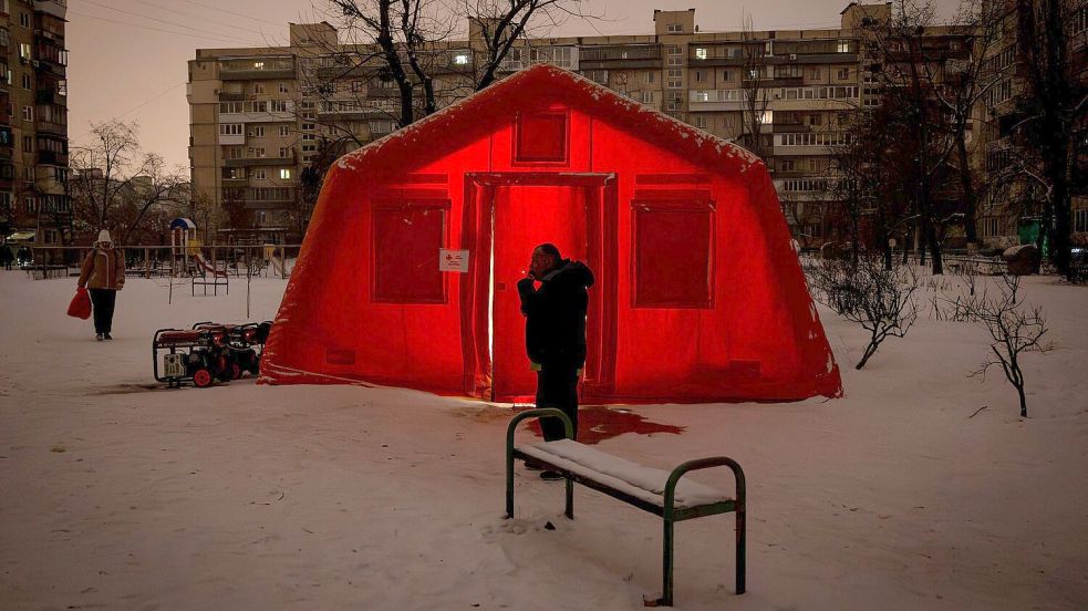 Aufwärmpunkte sind für viele Einwohner Kiews der einzige Zufluchtsort. (Archivbild) Foto: Danyil Bashakov/AP/dpa