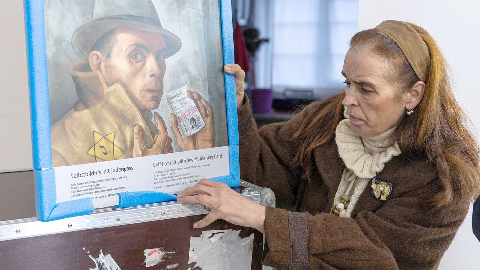 Reisefertig: Das "Selbstbildnis mit Judenpass“ von Felix Nussbaum fliegt nach Seoul. Allerdings nicht das Original: Manuela Maria Lagemann von der Felix-Nussbaum-Gesellschaft zeigt hier eine Reproduktion für die Präsentation „Unterwegs mit Felix Nussbaum“. Foto: Tobias Saalschmidt