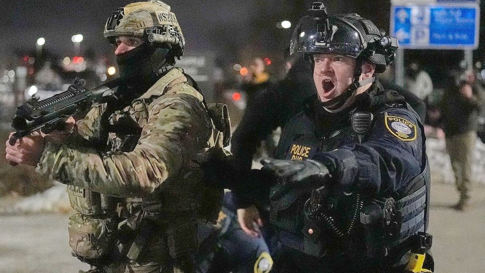 In Minneapolis schoss ein ICE-Beamter auf eine Frau und tötete sie. Foto: Yuki Iwamura/AP/dpa