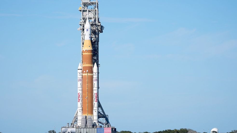 Zunächst zu Testzwecken hat die Nasa das Raketensystem auf den Startplatz gebracht. Foto: John Raoux/AP/dpa