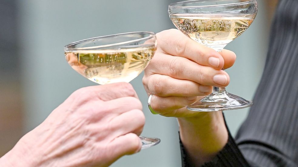 Nach der Adventszeit und den Feiertagen haben viele Menschen das Gefühl, dass sie nun erst einmal weniger oder gar nicht trinken sollten. (Symbolbild) Foto: Jens Kalaene