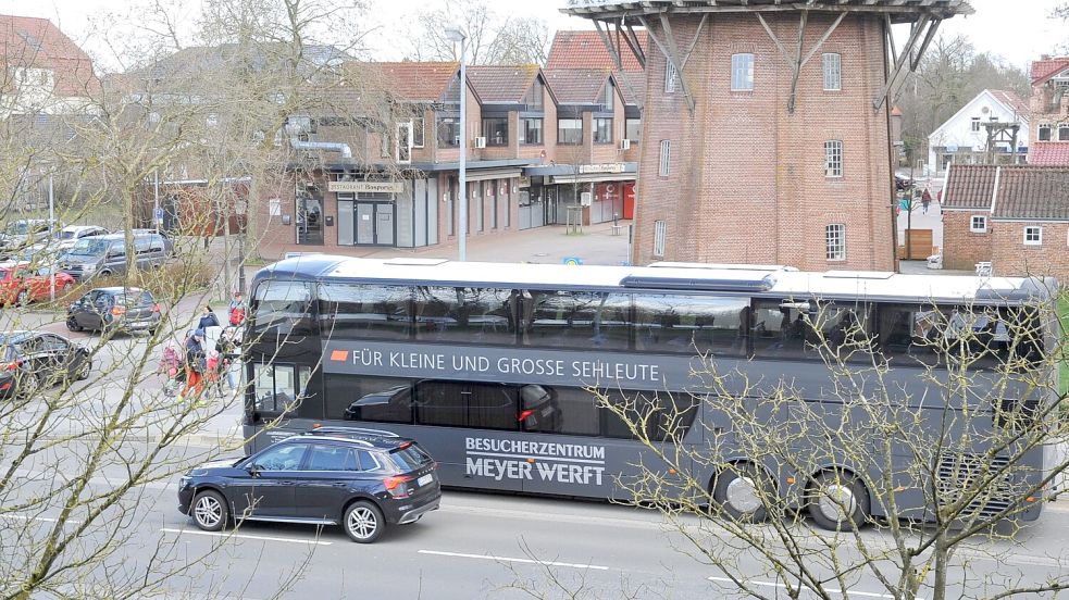 Stadtbekannter Pendler: Dieser Bus, der Touristen unter anderem zwischen Meyers Mühle und dem Besucherzentrum der Meyer Werft in Papenburg chauffiert, gehörte zum Unternehmen Nee-Reisen. Gerd Schade