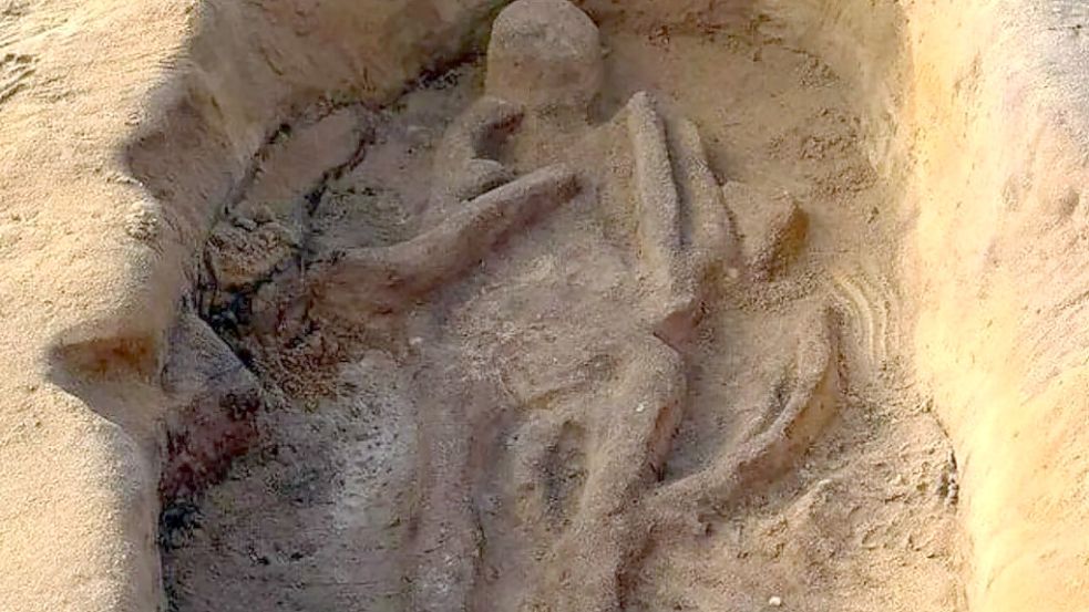 Weil der Boden dort sehr sauer ist, haben sich die Knochen aufgelöst. Übrig blieben nur dunkle Schatten im Sand – sogenannte Sandskelette. Foto: Oxford Cotswold Archaeology
