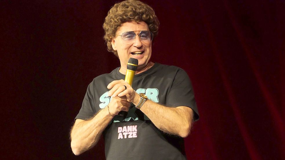 Liebeserklärung an Aurich und Ostfriesland: „Ich wollte erst einmal in eine geile Stadt“, sagte Atze Schröder bei seinem Auftritt in der Sparkassen-Arena. Foto: Werner Jürgens