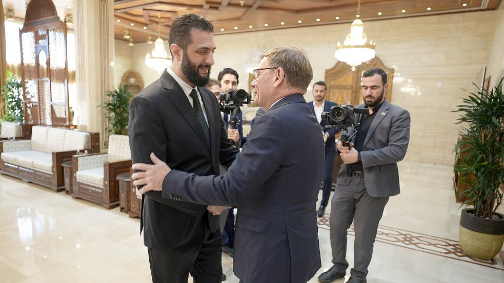 Im Oktober traf Außenminister Johann Wadephul (CDU) den syrischen Übergangspräsidenten, Ahmed al-Scharaa, in Damaskus. (Archivfoto) Foto: Marcus Brandt/dpa