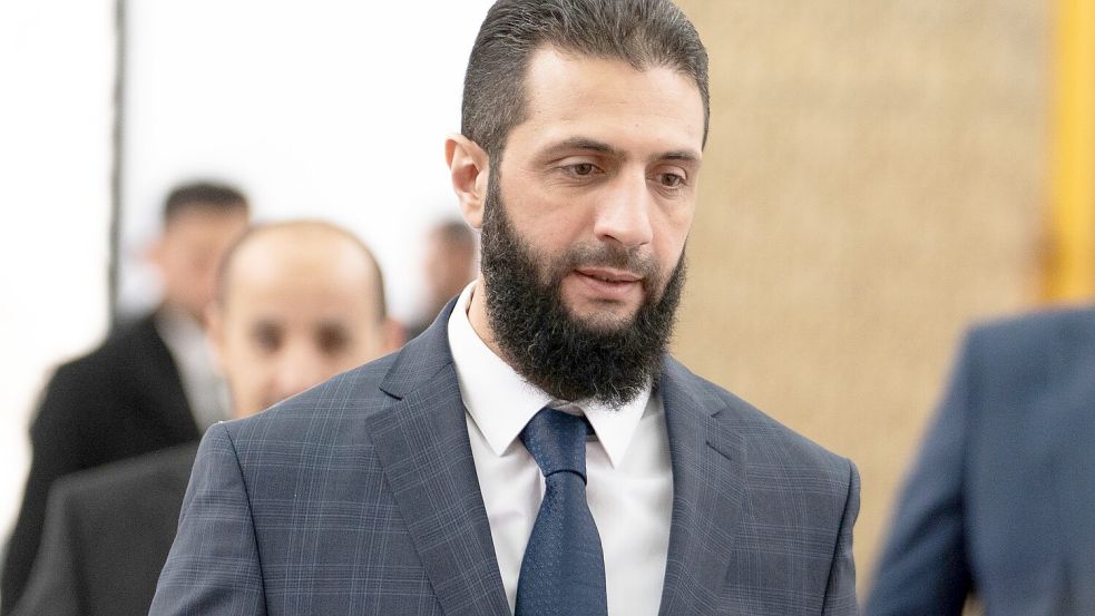 Aufgrund der innenpolitischen Lage verschiebt al-Scharaa seinen Besuch in Deutschland. (Archivbild) Foto: Mosa’ab Elshamy/AP/dpa