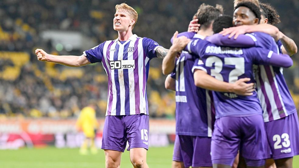 Kollektiver Jubel: Der VfL Osnabrück feierte den 3:0-Sieg in Aachen, hier das Tor zum 3:0 durch Robin Meißner. Foto: osnapix/Michael Titgemeyer
