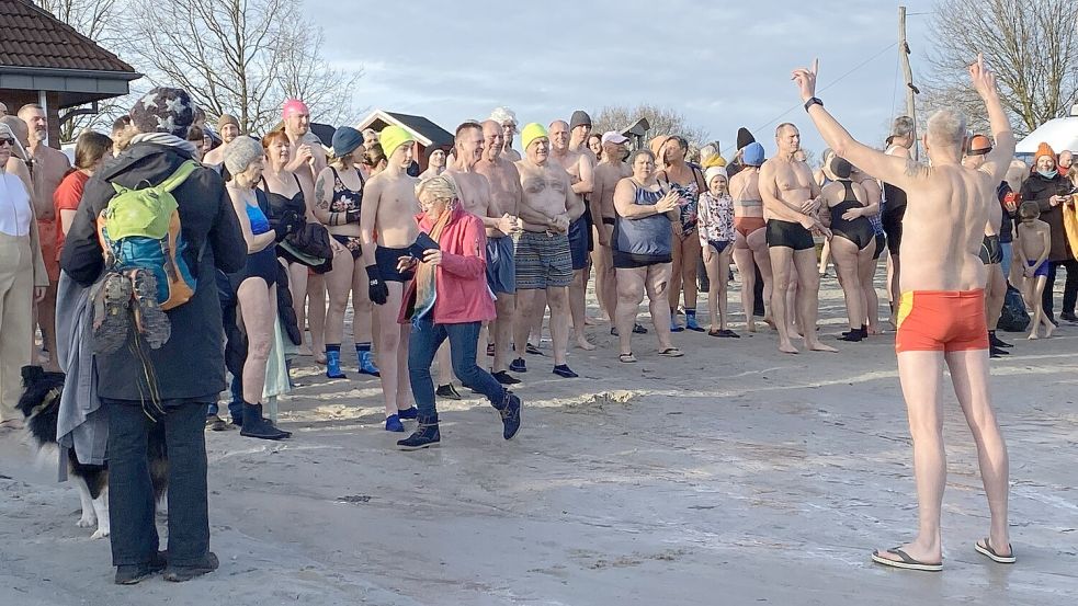 Mit erhobenen Armen machte Jörg Puschke von der DLRG (rechts) eine Ansage bevor es ins Wasser ging. Foto: Christin Wetzel