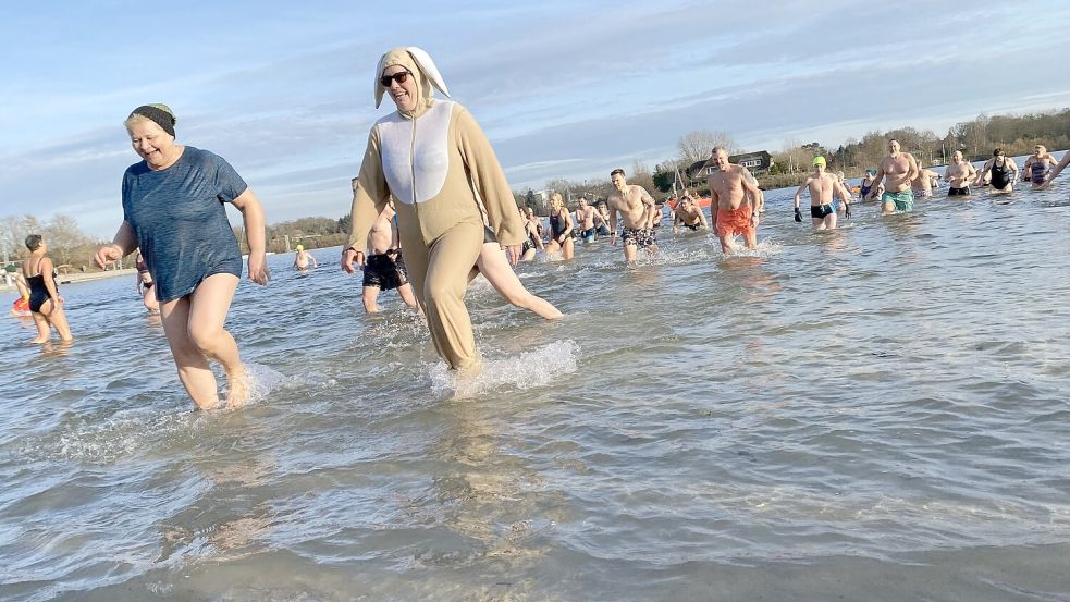 Sigrid Röver (links) kam freudestrahlend wieder aus dem Wasser. Auch so mancher Teilnehmer mit Kostüm war im See zu sehen. Foto: Christin Wetzel