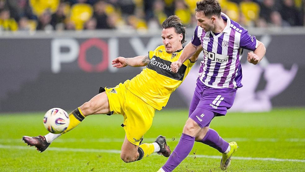 Der Mann des Spiels: Robin Meißner legte zwei Tore auf und schoss das 3:0 des VfL Osnabrück in Aachen selbst. Foto: IMAGO/Maximilian Koch