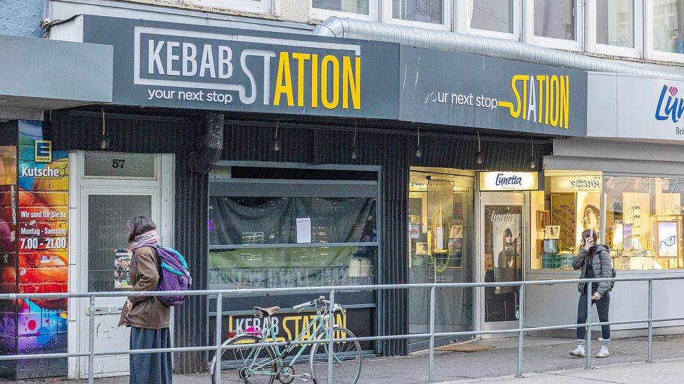 Von außen ist kaum etwas vom Brand zu erkennen. Auch der angrenzende Optiker und Edeka sind nicht in Mitleidenschaft gezogen worden. Foto: Denise Matthey