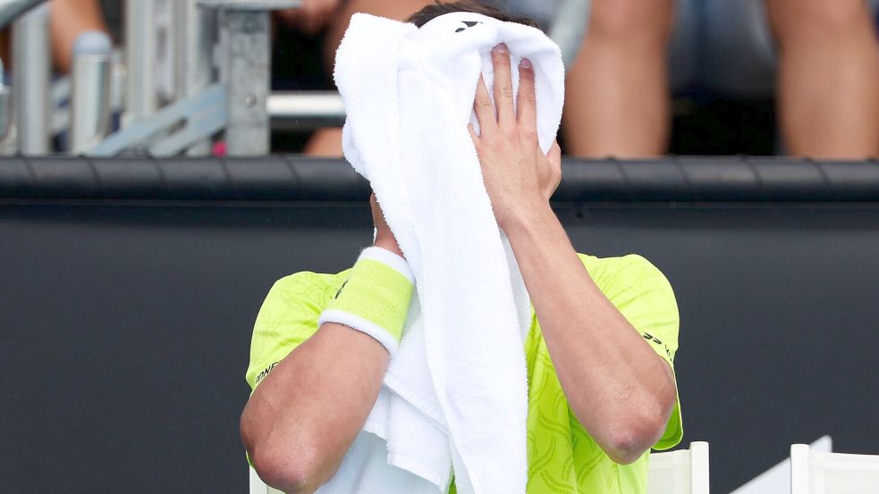 Daniel Altmaier traf in Melbourne zwei Sätze lang fast keinen Ball. Foto: Frank Molter