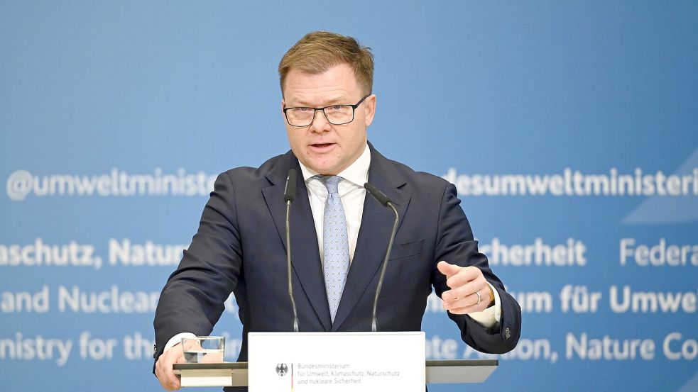 „Richtig geile Autos“ bringen die deutschen Hersteller nach Ansicht von Bundesumweltminister Carsten Schneider (SPD) auf den Markt für Elektroautos. Foto: Elisa Schu/dpa