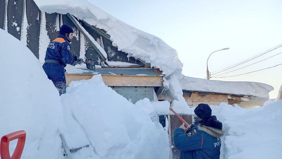 Einsatzkräfte kämpfen auf der fernöstlichen Halbinsel Kamtschatka gegen die Schneemassen. Foto: -/Government of Kamchatka Territ