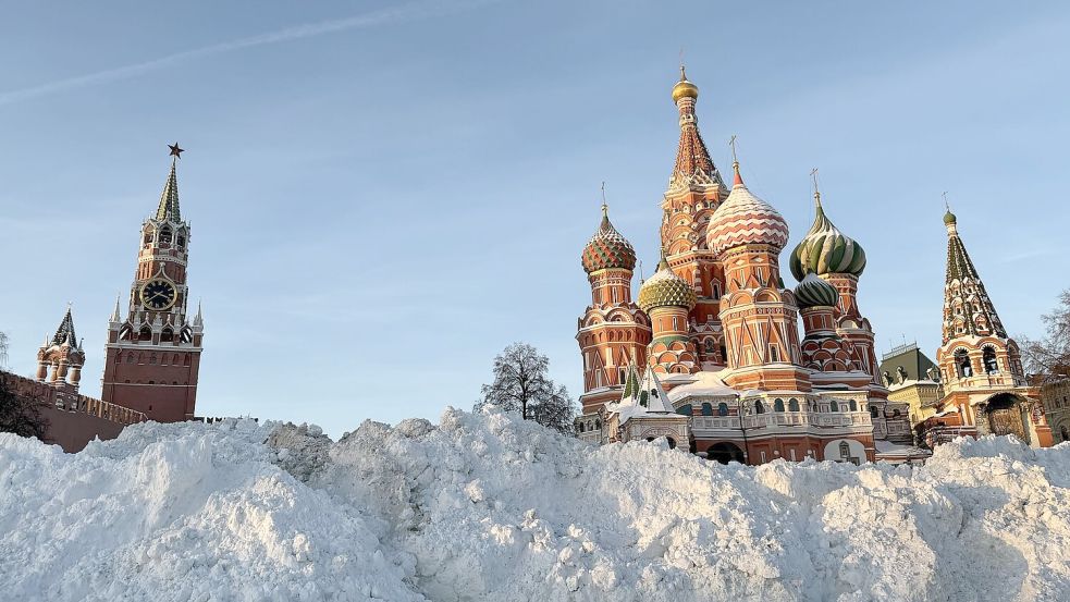 Auch in der russischen Hauptstadt türmen sich stellenweise nach Rekord-Niederschlägen in diesem Winter die Schneemengen. Foto: Ulf Mauder/dpa