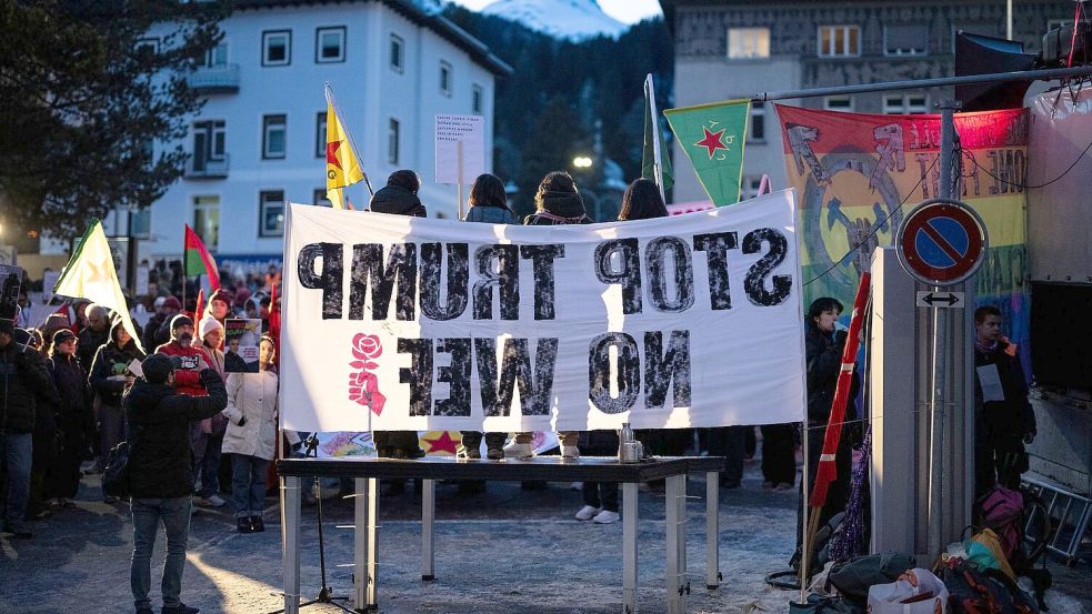 „Stop Trump, No WEF“: Bei diesen Demonstranten sind weder der US-Präsident noch das Treffen selbst beliebt. Foto: Gian Ehrenzeller/KEYSTONE/dpa