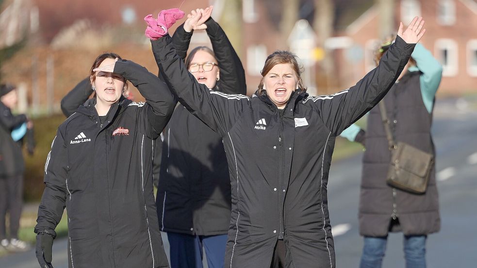 Die Dietrichsfelderinnen erwischten in Leegmoor den besseren Start. Sie legten insgesamt fünf Würfe vor. Es winkte der erste Saisonsieg. Daraus wurde aber nichts, weil sich Leegmoor berappelte und das Kommando übernahm. Foto: Wilfried Gronewold