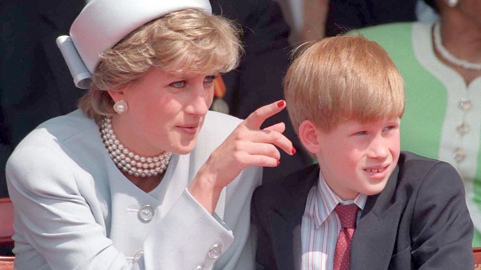 Den tragischen Unfalltod seiner Mutter, Prinzessin Diana, lastet Harry den Paparazzi an. (Archivbild) Foto: Martin Keene