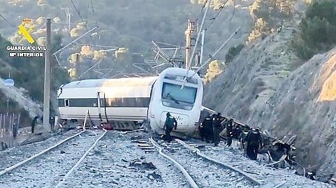 In Spanien ist ein Zug entgleist und mit einem entgegenkommenden zusammengestoßen. Foto: dpa/Guardia Civil via AP