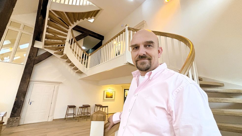 Seit vier Jahren baut Endric Kletzsch den alten Gulfhof in Holtrop zu einem Gästehaus um – auf die Treppe im Foyer ist er besonders stolz. Foto: Nicole Böning
