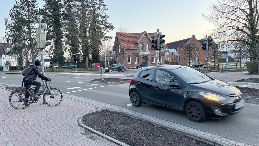 Die Bedarfsampel an der Julianenburger Straße ist defekt. Foto: Mieke Matthes