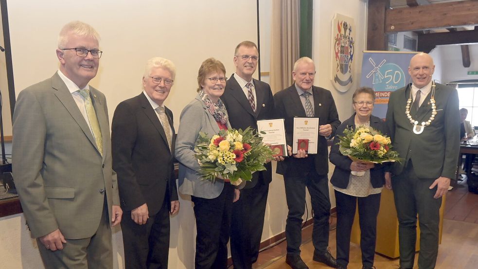 Die beiden stellvertretenden Bürgermeister Enno Krüsmann (von links) und Siebelt Fohrden mit Anne und Ludwig Soeken, Wilhelm und Jenni Buschmann sowie Bürgermeister Erwin Adams. Foto: Gemeinde Großefehn