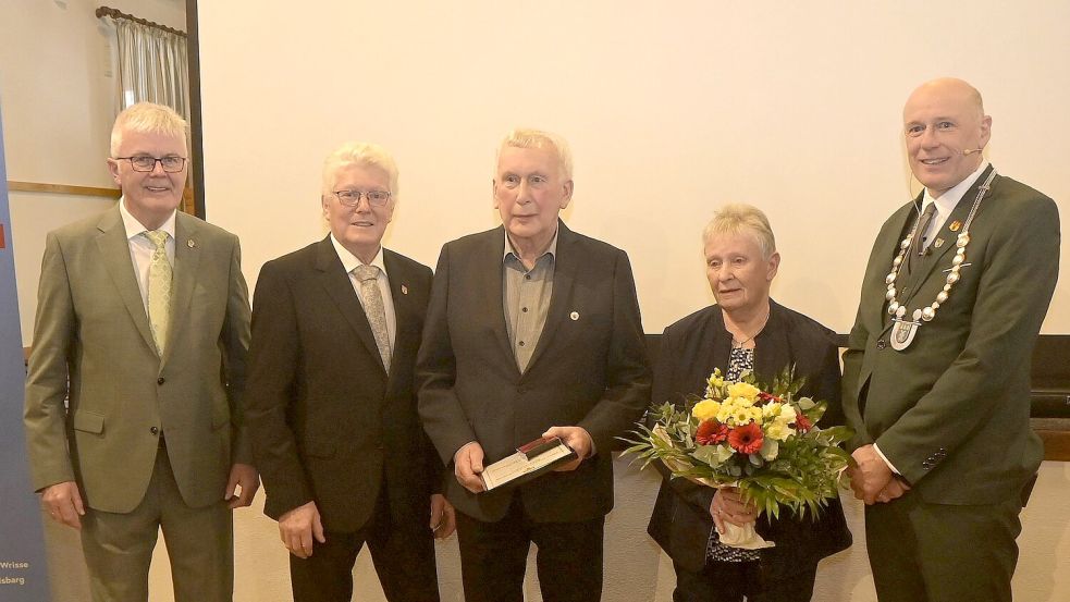 Die beiden stellvertretenden Bürgermeister Enno Krüsmann (von links) und Siebelt Fohrden mit Johannes Fahrenholz und Ehefrau Else sowie dem Großefehntjer Bürgermeister Erwin Adams. Foto: Gemeinde Großefehn