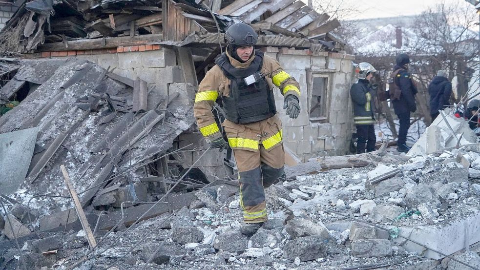 Russische Bomben trafen ein Viertel mit Einfamilienhäusern in Charkiw. Foto: Andrii Marienko/AP/dpa