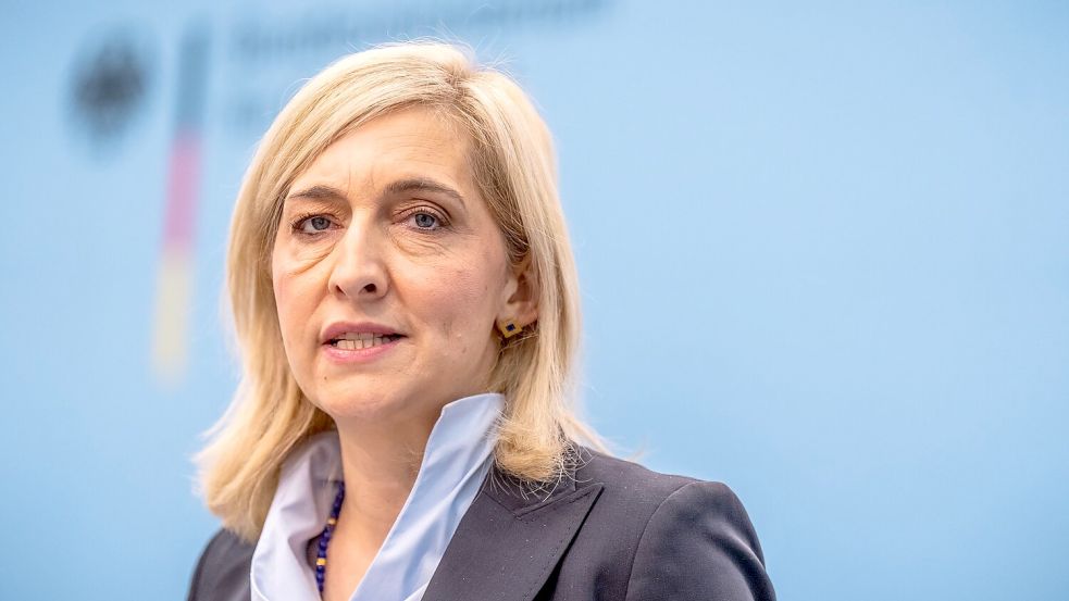 „Zur Wahrheit gehört aber auch, dass die niedrigschwellige Möglichkeit der telefonischen Krankschreibung missbräuchlich ausgenutzt werden kann“, sagte Warken. (Archivbild) Foto: Michael Kappeler/dpa