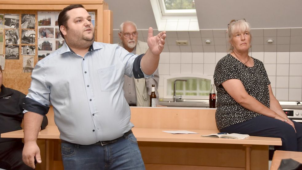 Der Sozialdemokrat Heiner Kuske (hier links bei einer Veranstaltung der Leezdorfer Dorf-Arbeitsgemeinschaft im Juni 2025) ist stellvertretender Bürgermeister der Gemeinde Leezdorf. Foto: Thomas Dirks