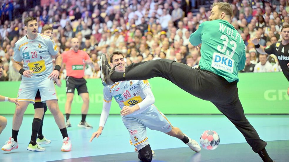 Torhüter Andreas Wolff vereitelt in der Anfangsphase einige Würfe. Foto: Sina Schuldt