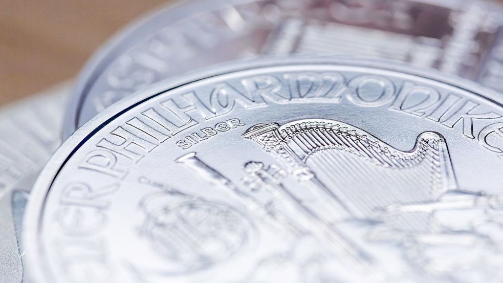 Die Preise für Silber und Gold steigen weiter. Foto: Fernando Gutierrez-Juarez/dpa