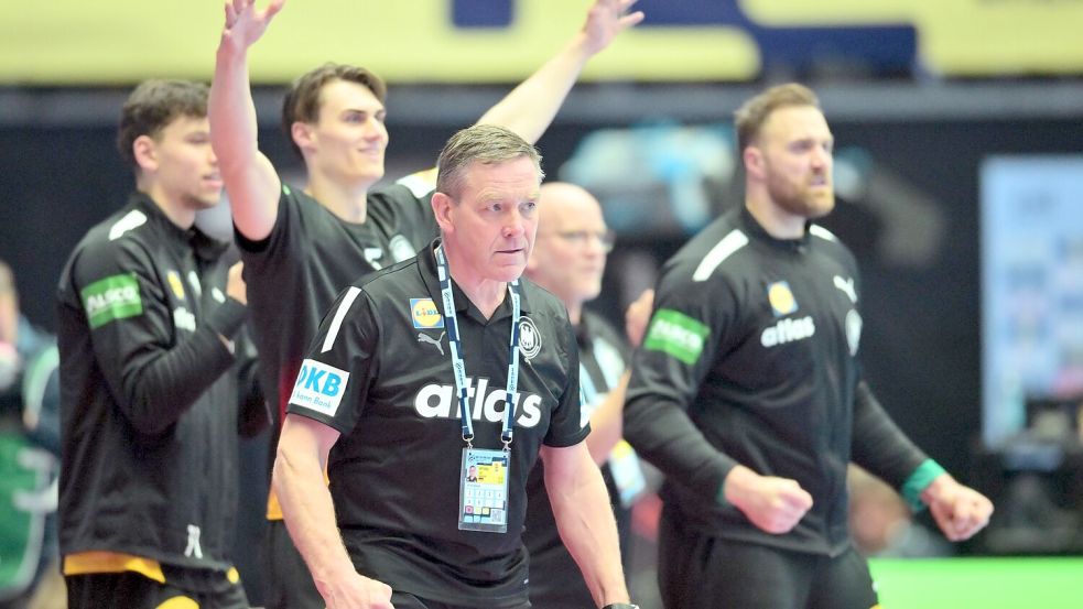 Bundestrainer Alfred Gislason darf mit der DHB-Auswahl weiter auf das EM-Halbfinale hoffen. Foto: Sina Schuldt