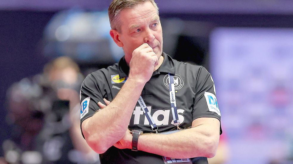 Ein sehr nachdenklicher Bundestrainer Alfred Gislason. Foto: IMAGO/Maximilian Koch