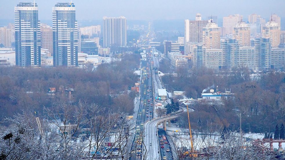 In den Stadtteilen Kiews am linken Ufer des Flusses Dnipro ist nach neuerlichen russischen Angriffen neben der Wärme- auch die Wasserversorgung ausgefallen. (Archivbild) Foto: Efrem Lukatsky/AP/dpa