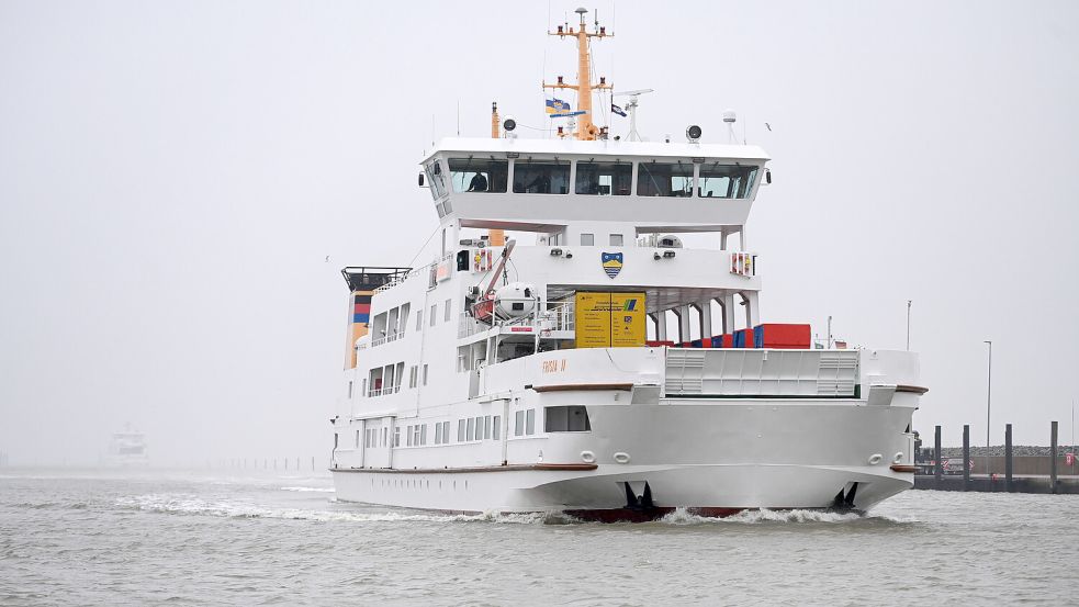Die Fähre Frisia II fährt in dem Hafen in Norddeich ein. Foto: DPA