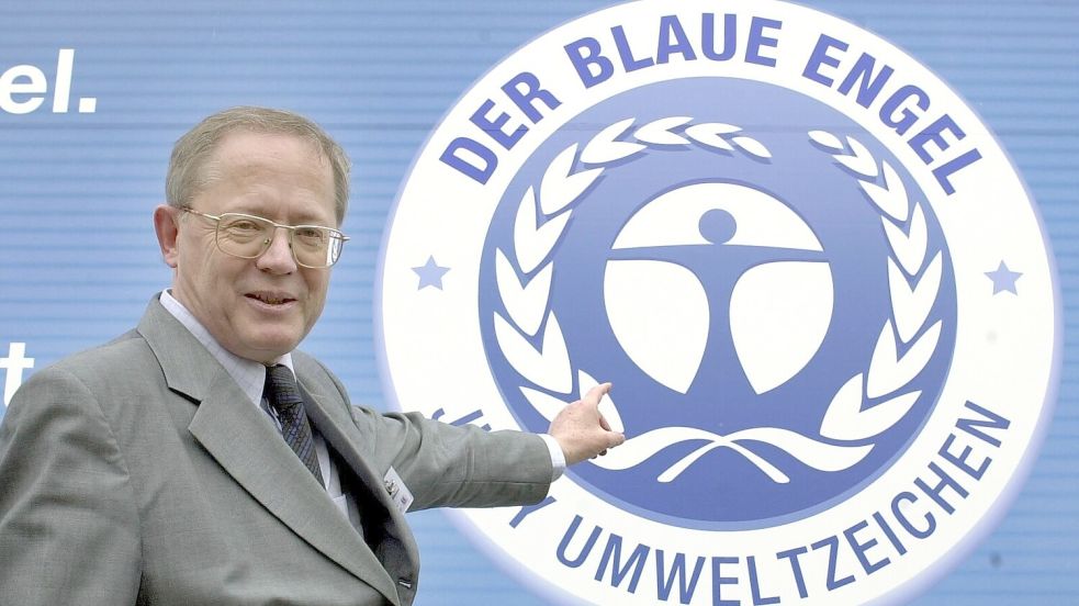 Der ehemalige baden-württembergische Umweltminister Ulrich Müller zeigt auf das Siegel "Blauer Engel". Foto: DPA