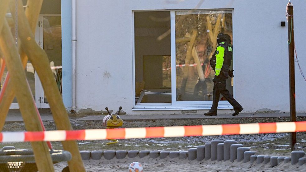 Die Feuerwehr berichtete von 22 Sanitätern, Ärzten und Feuerwehrleuten, die mit 12 Fahrzeugen im Einsatz waren. (Archivbild) Foto: Britta Pedersen/dpa