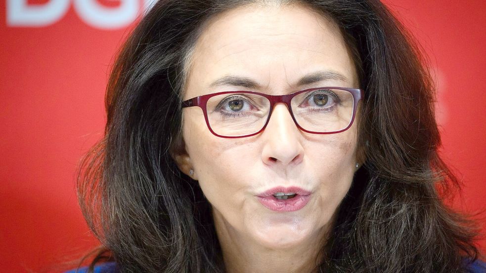 DGB-Chefin Yasmin Fahimi wendet sich strikt gegen Leistungskürzungen der Sozialsysteme. Foto: Bernd von Jutrczenka/dpa