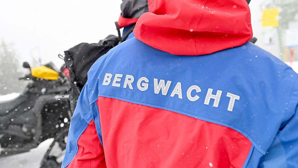 Wegen der bereits eingebrochenen Dunkelheit konnten die Bergretter keinen Hubschrauber einsetzen und mussten sich zu Fuß auf den Weg machen. Foto: IMAGO/Sven Simon