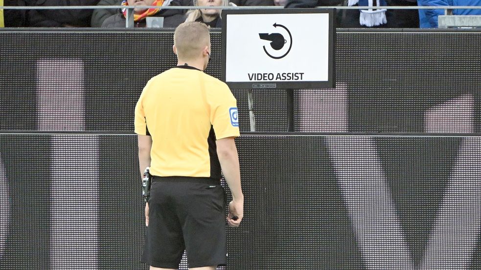 Schiedsrichter Timo Gansloweit prüft eine Entscheidung am Bildschirm. (Archivbild) Foto: Uli Deck/dpa
